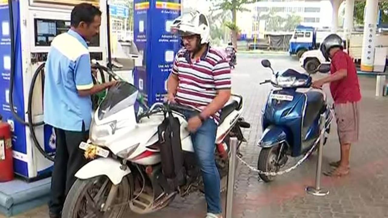 Petrol-Diesel Price: कच्चे तेल के दाम तेजी, फिर भी सस्ता हुआ पेट्रोल-डीजल, आपके यहां क्या है आज का रेट