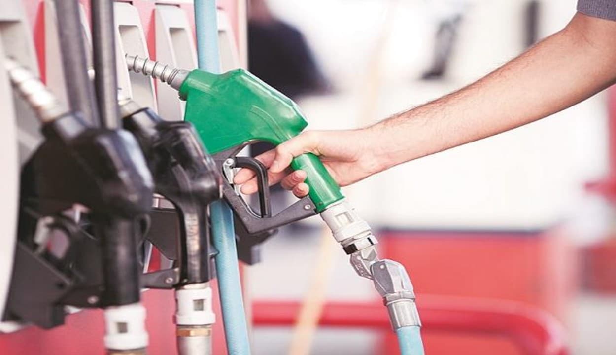 Petrol-Diesel Price : पेट्रोलियम कंपनियों ने लगातार तीसरे दिन बढ़ाए पेट्रोल-डीजल के दाम, जानिए किस शहर में महंगा हुआ तेल