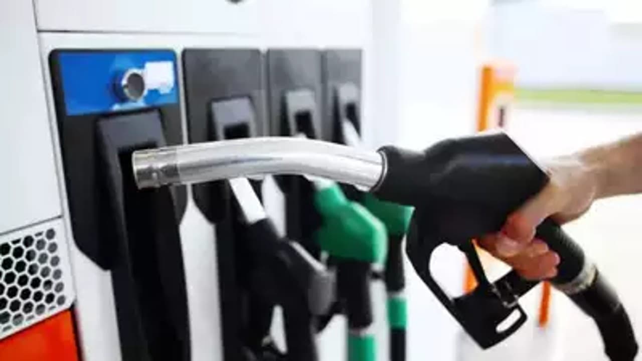 Petrol-Diesel price : चेन्नई में पेट्रोल की कीमत 100 रुपये के पार, दिल्ली-कोलकाता में 99 रुपये प्रति लीटर, जानिए अपने शहर का हाल
