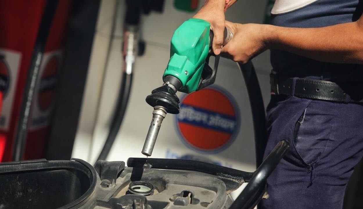 Petrol Diesel Prices: कच्चे तेल के रेट में आज हुआ बदलाव, जानें पेट्रेल-डीजल की नई कीमतों पर क्या हुआ असर