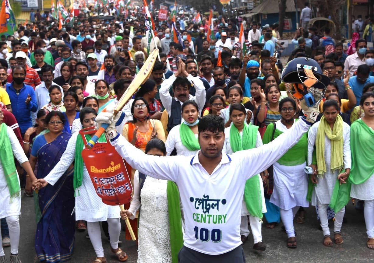 चुनाव से पहले बंगाल सरकार ने पेट्रोल, डीजल की कीमतों पर दी इतनी राहत, केंद्र के खिलाफ TMC ने किया प्रदर्शन