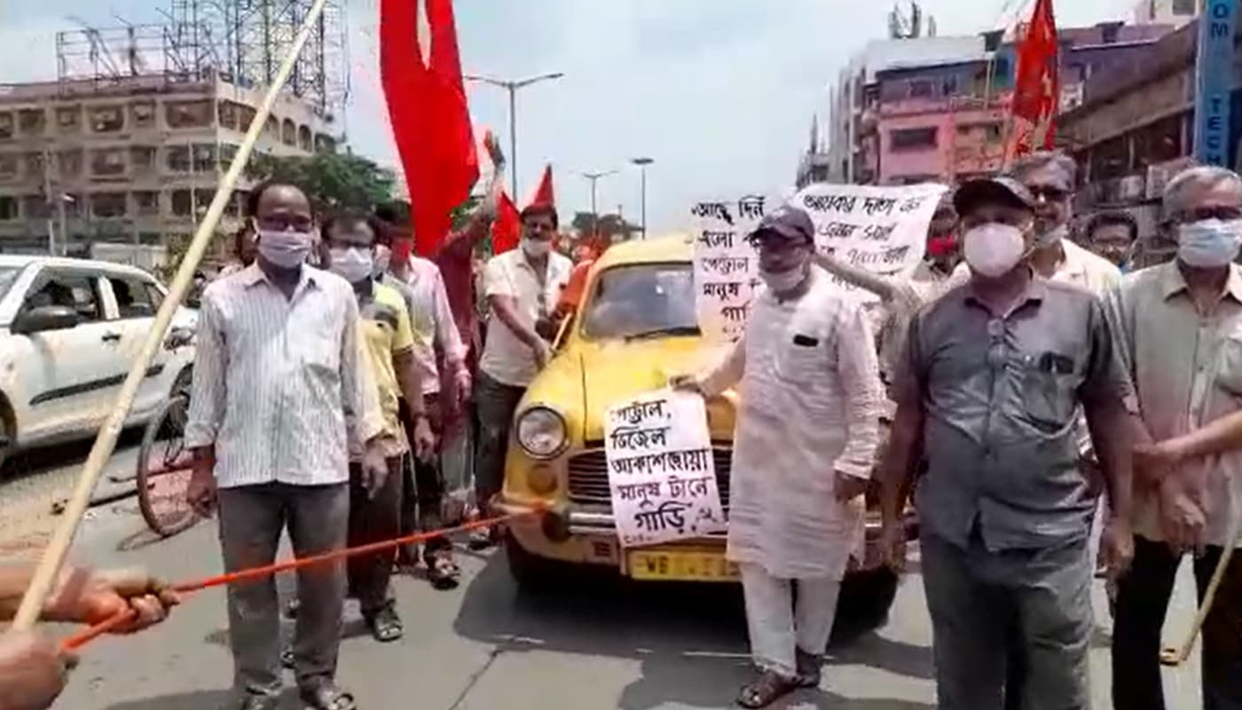 West Bengal News: पेट्रोल-डीजल की बढ़ी कीमत, तो कार में रस्सी बांधकर खींचने लगे लोग, देखें Exclusive Photo