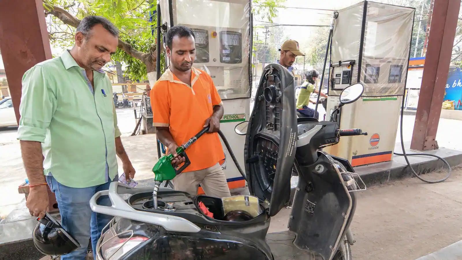 Petrol-Diesel Price: कच्चे तेल की कीमतों में मिली मामूली राहत, गुजरात से बिहार तक बदले पेट्रोल-डीजल के भाव