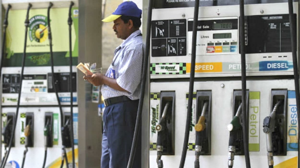 Petrol-Diesel Price: वीकेंड में लॉग ड्राइव पर जाने का है प्लान, पहले देख लें आपके शहर क्या है पेट्रोल-डीजल का भाव