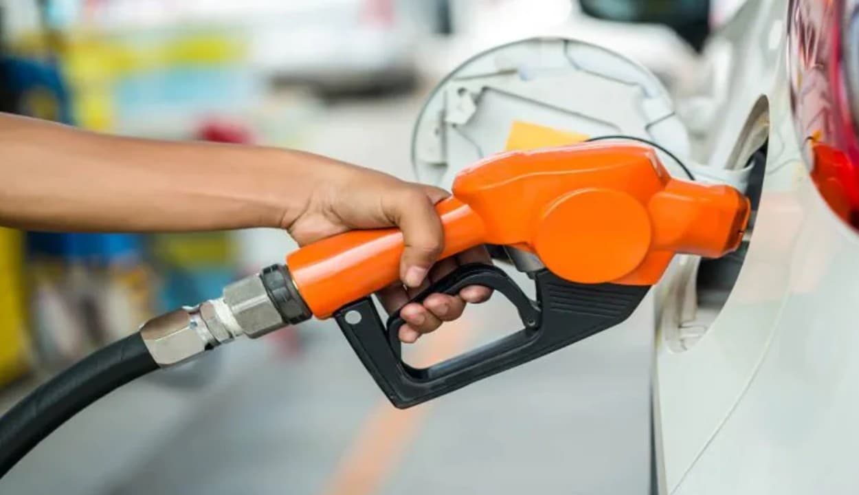 Petrol price hike : देश के 8 राज्यों में 100 के पार पहुंचा पेट्रोल का पारा, 7 हफ्ते में 26वीं बार बढ़ी पेट्रोल-डीजल की कीमत