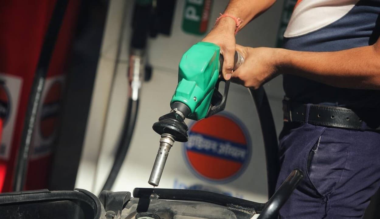 Petrol Price : उपभोक्ताओं को बड़ी राहत, देश में अब धीरे-धीरे घटने लगे हैं पेट्रोल-डीजल के दाम, जानिए नई कीमत