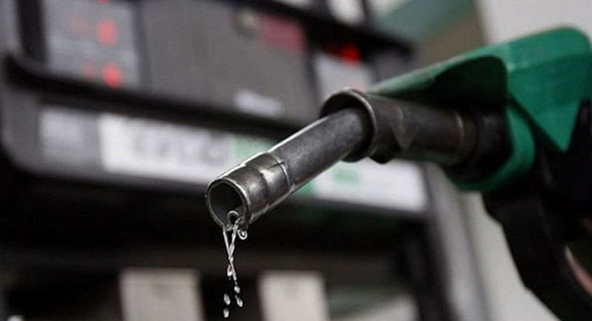 Petrol Price Today: देश में 100 के पार पहुंचा पेट्रोल, डीजल 90 रुपये प्रति लीटर के ऊपर, जानें अपने शहर की कीमत