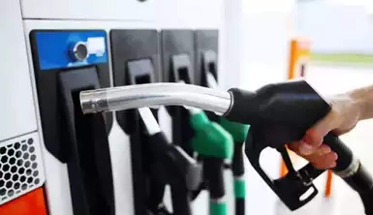 Petrol-Diesel Price : दिल्ली में 105.41 रुपये लीटर बिक रहा है पेट्रोल, जानिए आपके शहर में क्या है दाम