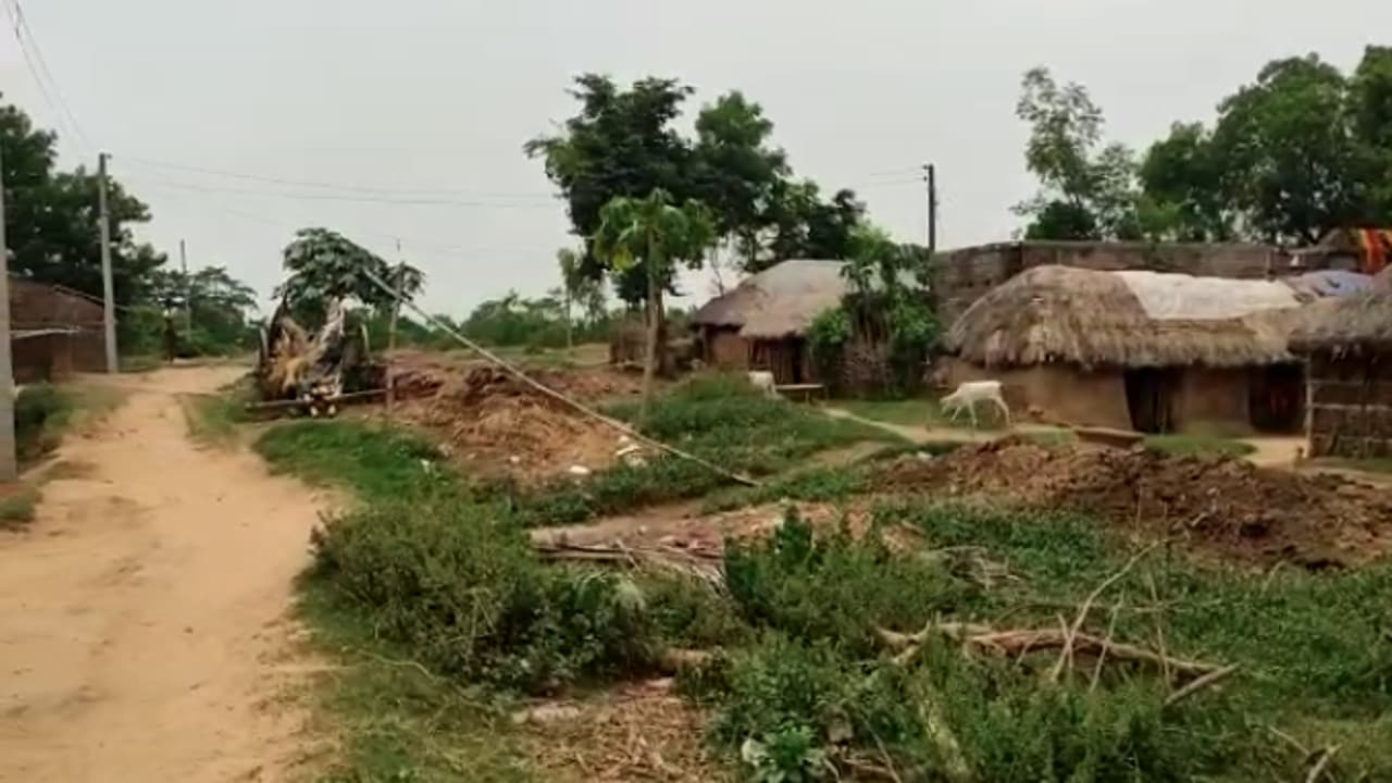 मूलभूत सुविधाओं से वंचित है पूर्वी सिंहभूम का फुलकुरिया गांव, ग्रामीणों ने अधिकारियों से की अपील