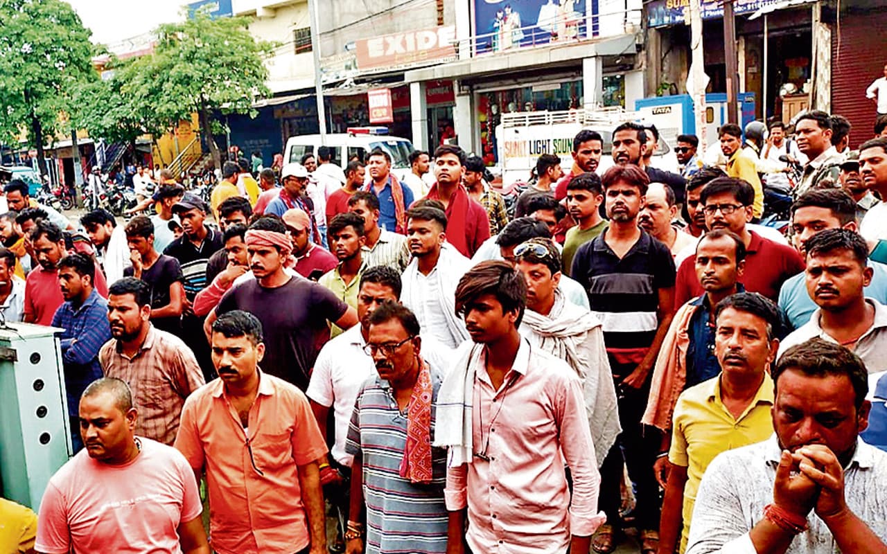 झारखंड : बोकारो के फुसरो में कोयला व्यवसायी के अपहरण का आरोप लगाते हुए परिजनों का हंगामा, घंटों सड़क जाम झारखंड : बोकारो के फुसरो में कोयला व्यवसायी के अपहरण का आरोप लगाते हुए परिजनों का हंगामा, घंटों सड़क जाम