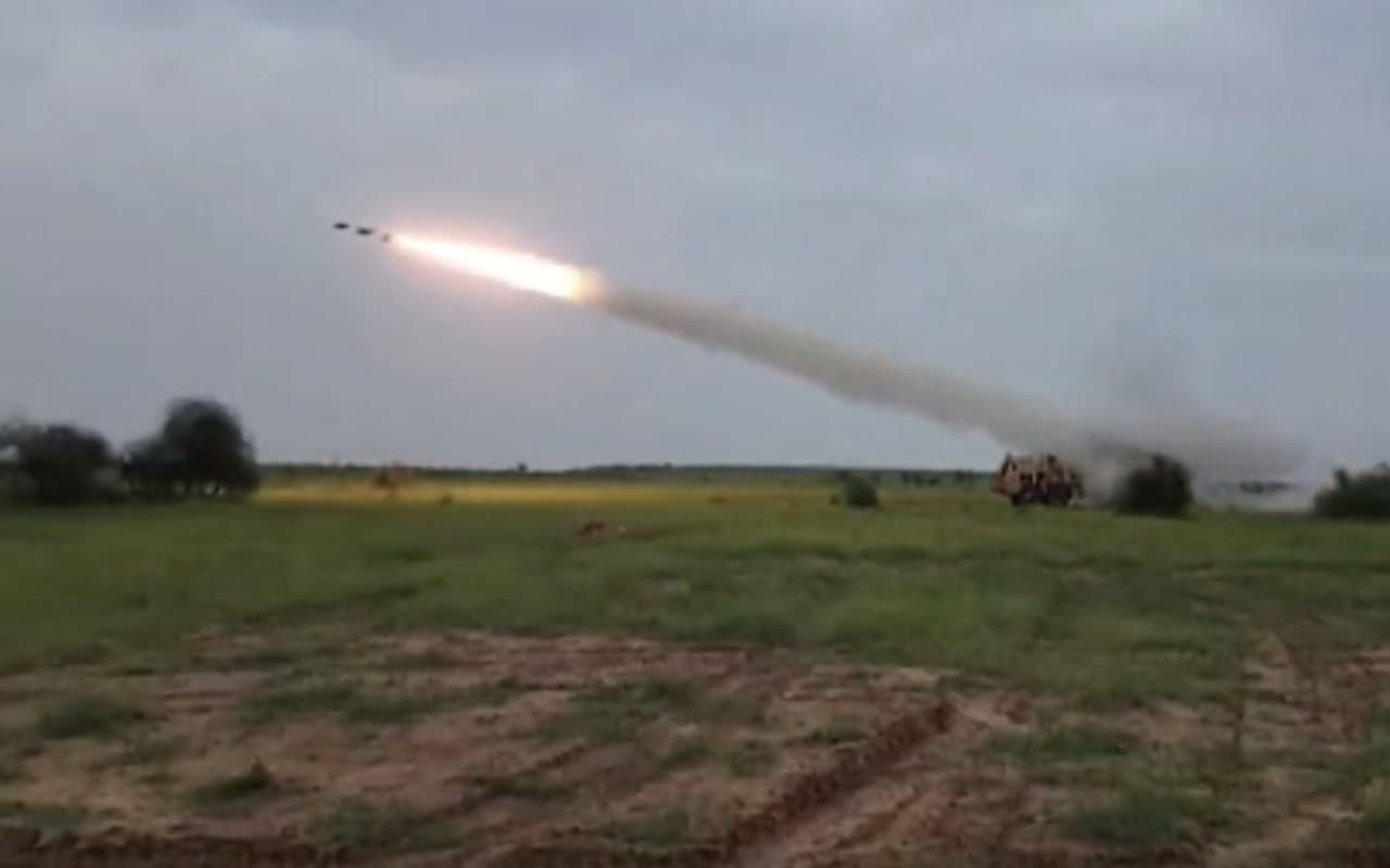 Pinaka Rocket: भारत ने तैयार किया ऐसा स्वदेशी रॉकेट लॉन्चर, हर 4 सेकंड में दुश्मनों पर बरसायेगा गोले