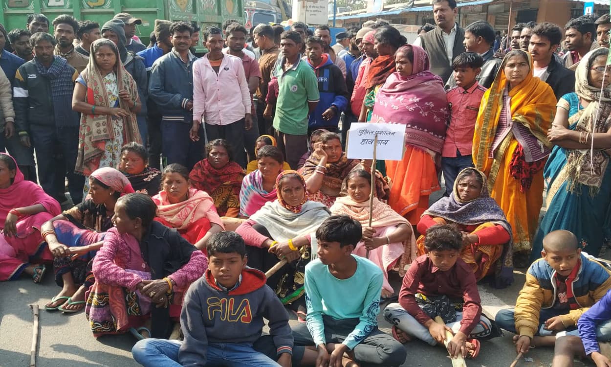 Jharkhand Crime News : प्रतिमा विसर्जन के दौरान रांची के पिठौरिया में हत्या का विरोध, ग्रामीणों ने घंटों रखा सड़क जाम