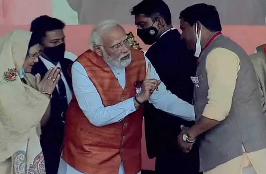 UP Election 2022: BJP जिलाध्यक्ष ने छुए पैर तो पीएम मोदी ने किया कुछ ऐसा, देखने वाले हुए हैरान