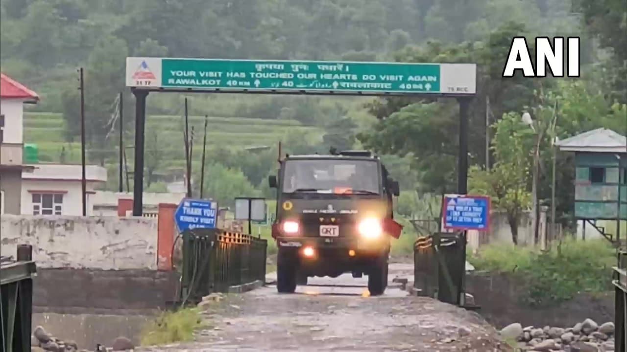 Jammu Kashmir: पाक को सौंपा गया फिदायीन हमला करने आए आतंकी का शव, इलाज के दौरान हार्ट अटैक से हुई थी मौत