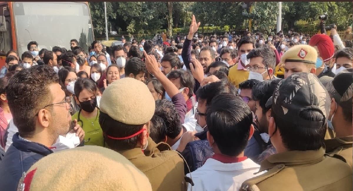 दिल्ली में डॉक्टर्स और पुलिस के बीच झड़प में कई घायल, रात भर चला हंगामा