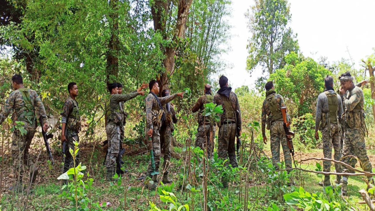 Jharkhand Naxal News : झारखंड में CRPF बटालियन की PLFI उग्रवादियों से मुठभेड़, हथियार बरामद