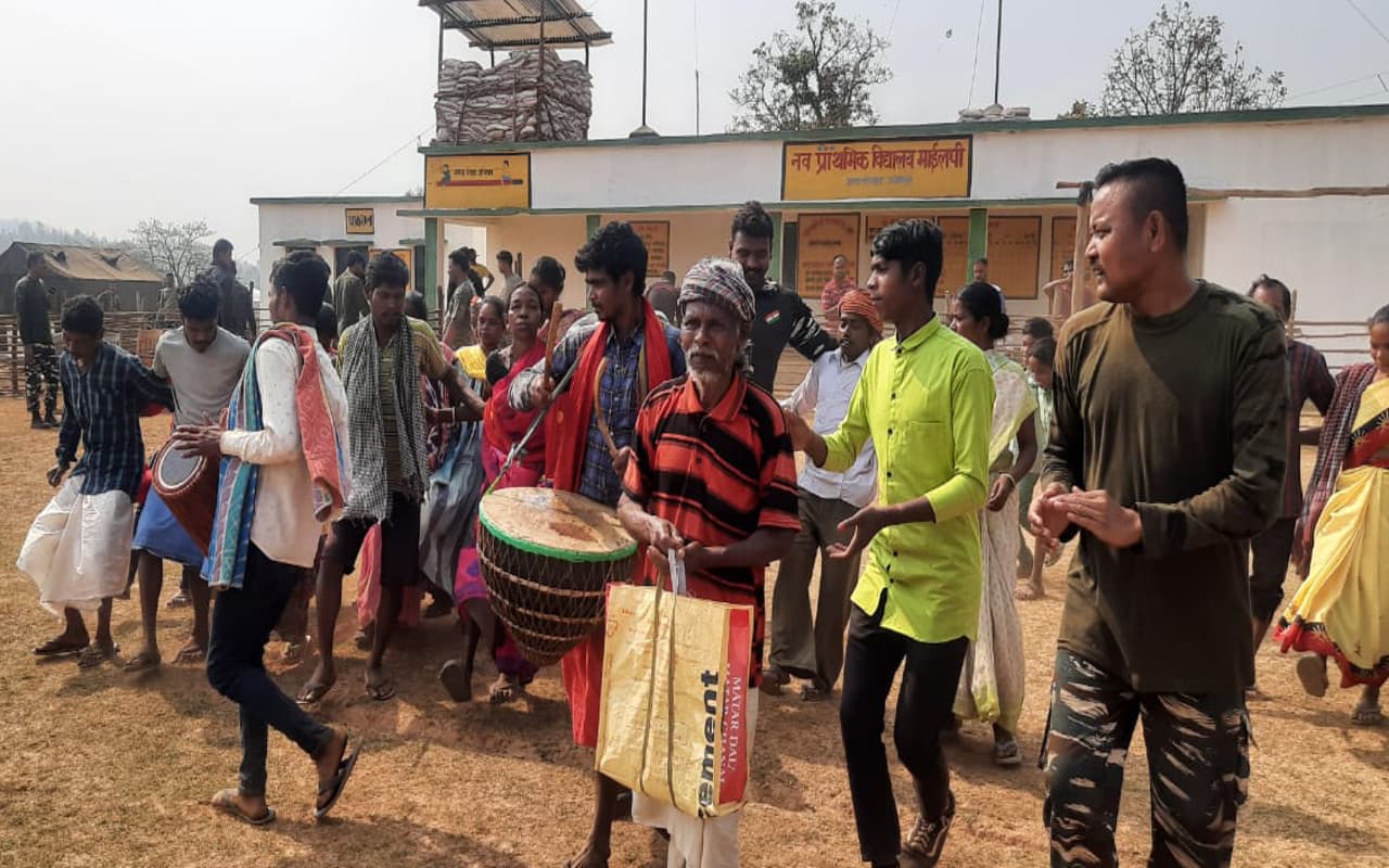 झारखंड के नक्सल प्रभावित क्षेत्र में मांदर और ढोल की थाप पर ग्रामीण संग जमकर थिरके पुलिस के जवान