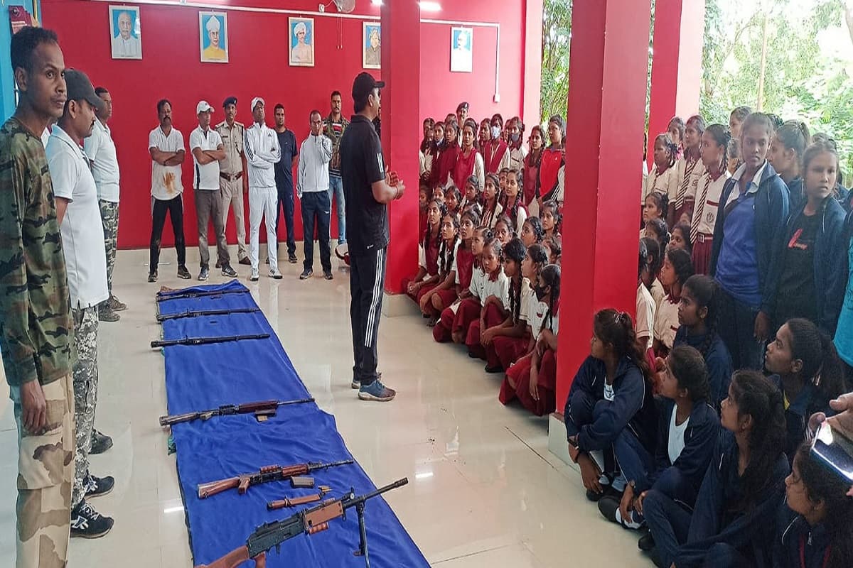 Jharkhand News : झारखंड में गुमला पुलिस ने लगायी हथियार प्रदर्शनी, बच्चों ने लिया सेना में जाने का संकल्प Jharkhand News : झारखंड में गुमला पुलिस ने लगायी हथियार प्रदर्शनी, बच्चों ने लिया सेना में जाने का संकल्प