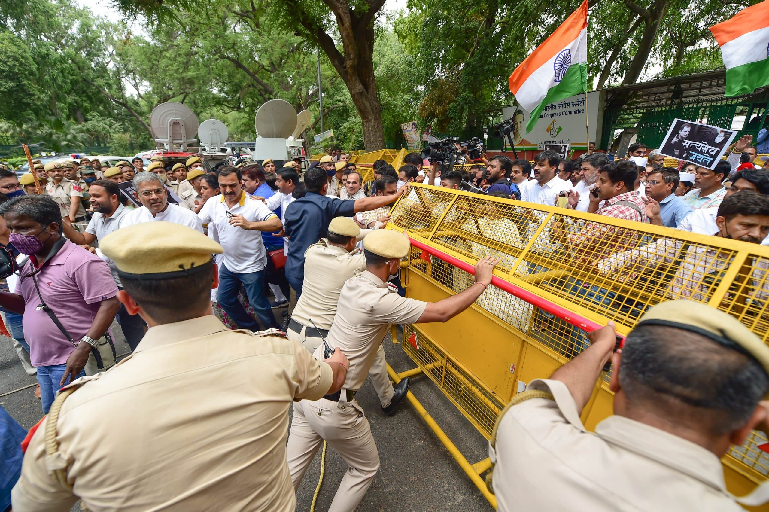 National News: ममता बनर्जी की बैठक में जुटने लगे विपक्षी नेता