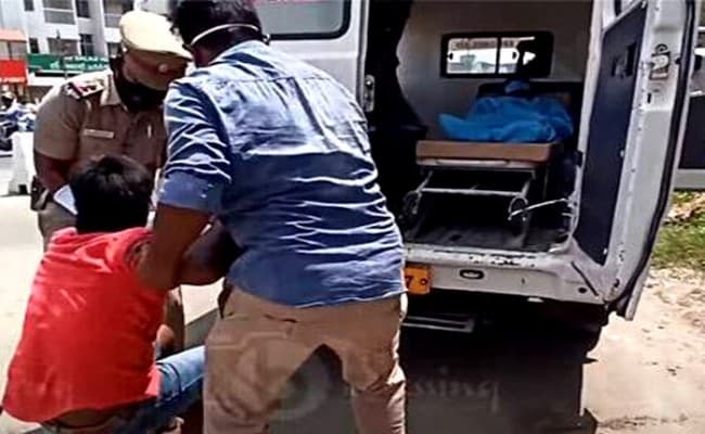 लॉकडाउन में निकल रहे थे बाहर, फिर पुलिस ने किया कुछ ऐसा, तो हाथ जोड़ते दिखे