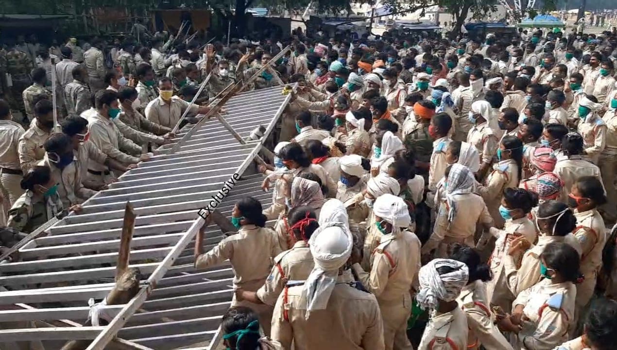 सहायक पुलिसकर्मियों का आंदोलन :  रणक्षेत्र बना मोरहाबादी, उग्र प्रदर्शनकारियों पर लाठीचार्ज आंसू गैस के गोले दागे, 30 घायल