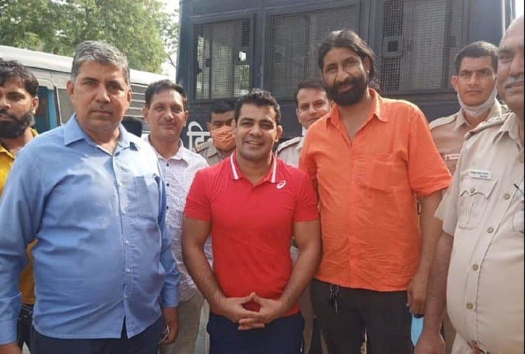 Sagar Rana Murder Case: सुशील कुमार की जेल यात्रा के दौरान फोटोसेशन करना पुलिसवालों को पड़ गया भारी, जांच के आदेश जारी