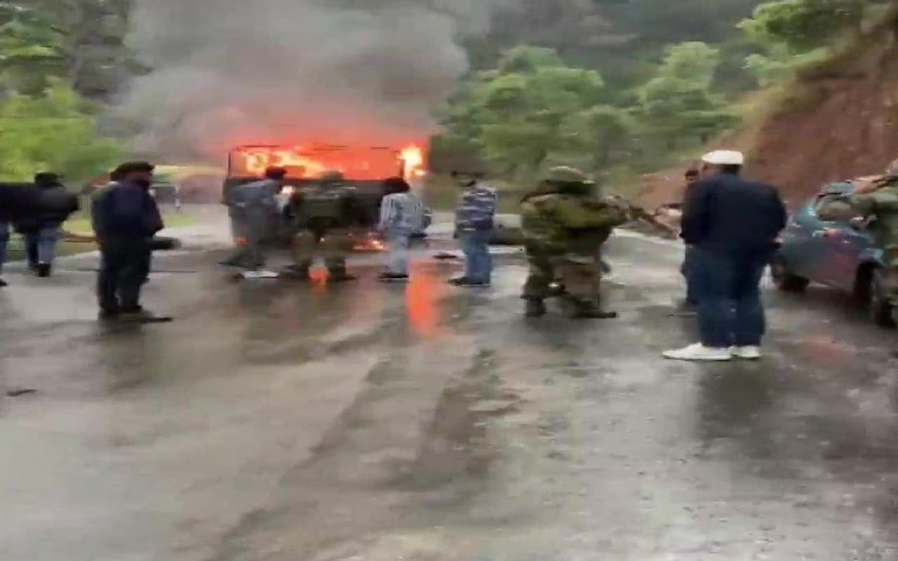 Poonch Attack: ड्रोन, खोजी कुत्तों और हेलीकॉप्टर की मदद से आतंकवादियों की तलाश जारी, 12 हिरासत में