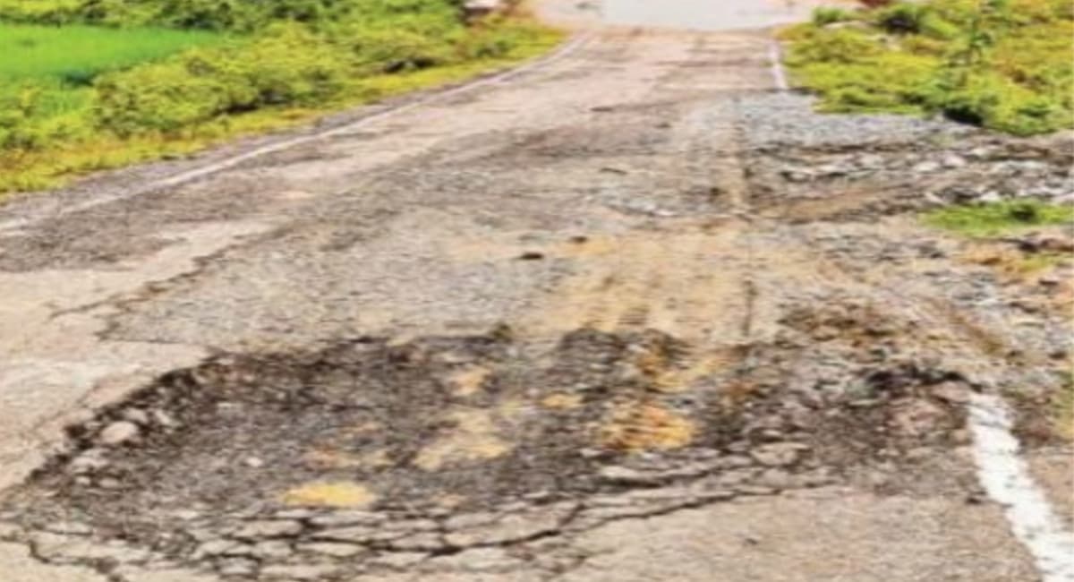 धनबाद : एक माह में टूट गया 1.26 करोड़ का समाहरणालय एप्रोच रोड, सीएम ने किया था उद्घाटन