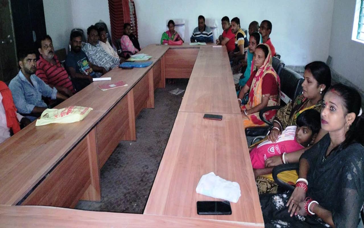 प्रभात संवाद : जर्जर सड़क, पेयजल संकट व बिजली आपूर्ति की समस्याओं से जूझ रहे महेशपुर के लोग, मिले निजात