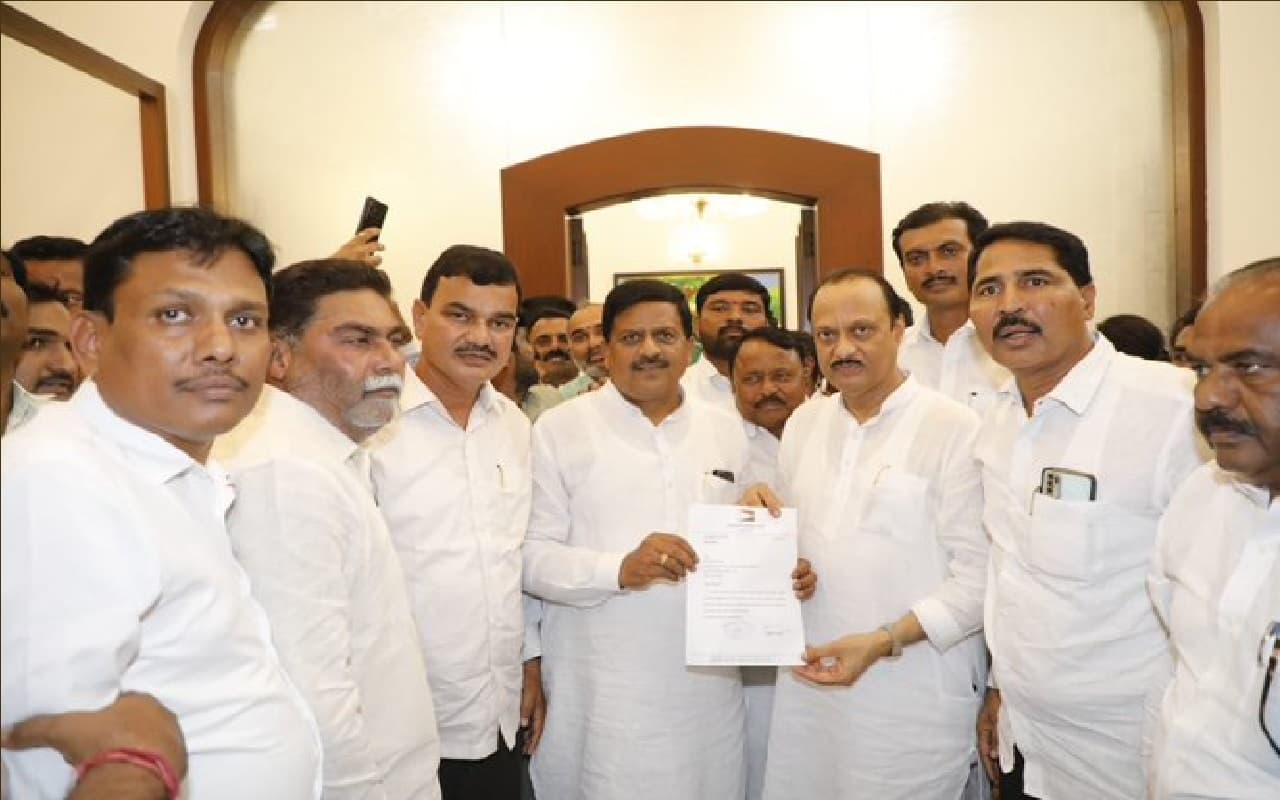 Maharashtra Politics: अजित पवार ने बढ़ायी शरद पवार की मुश्किलें, प्रदीप गरातकर को पुणे का अध्यक्ष नियुक्त किया