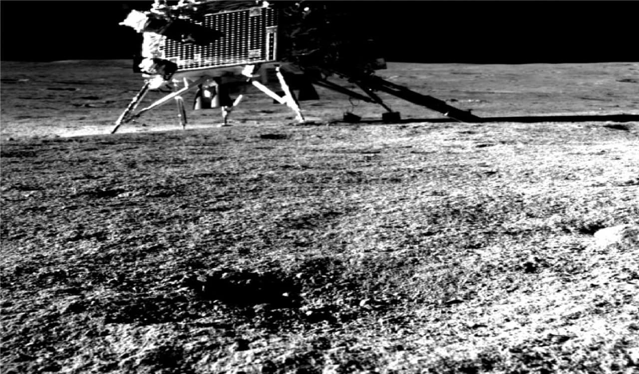 Chandrayaan-3: रोवर प्रज्ञान ने पहली बार खींची लैंडर विक्रम की तस्वीर, कहा- स्माइल प्लीज, देखें फोटो