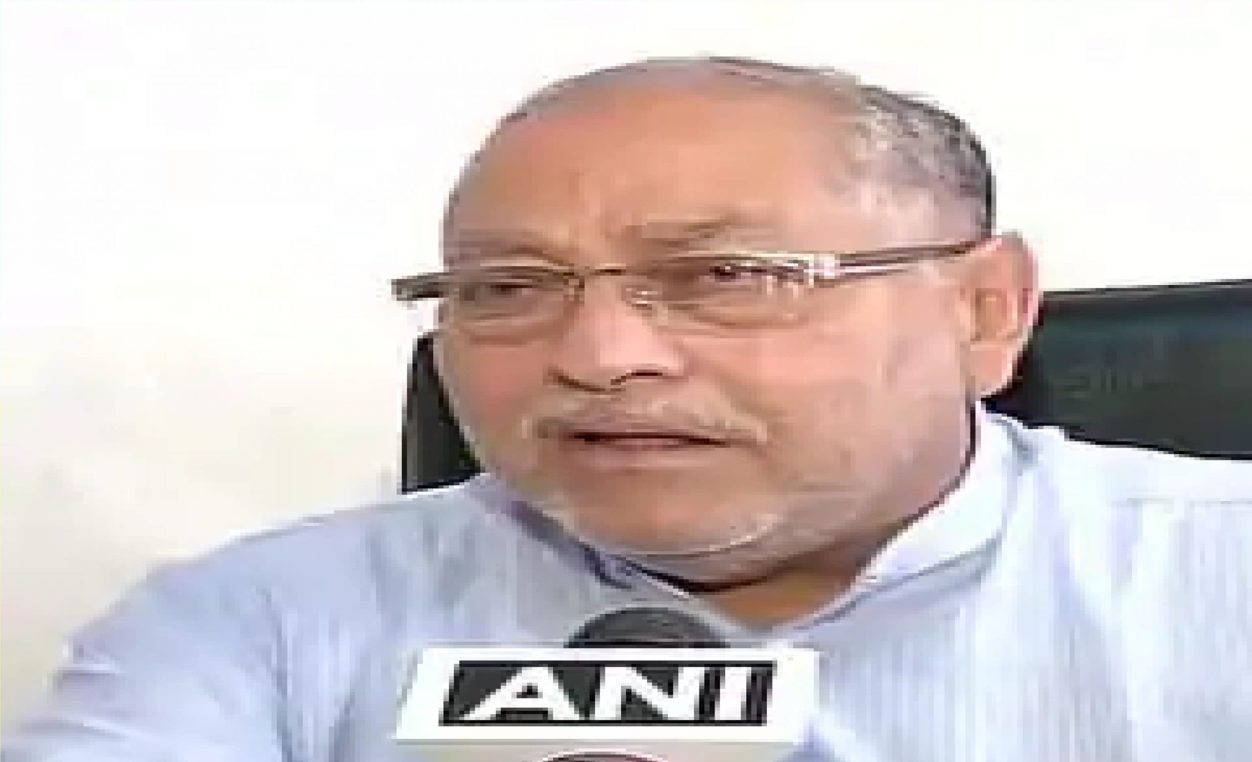 पीएम मोदी के भाई ने लखनऊ एयरपोर्ट पर शुरू किया धरना, बोले - गुंडागर्दी से शासन को नहीं होगा लाभ