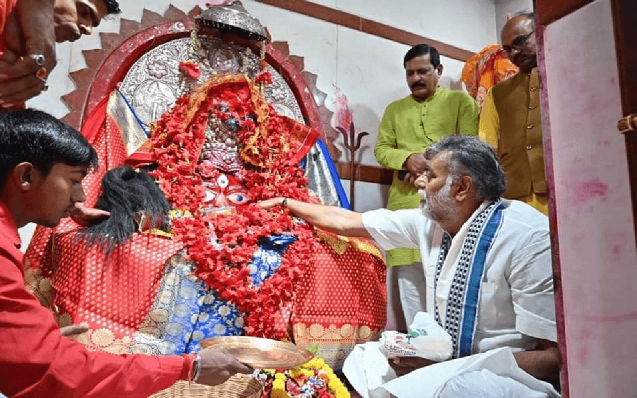 केंद्रीय मंत्री प्रह्लाद सिंह पटेल ने बंगाल के कई शक्ति पीठ मंदिरों में की पूजा अर्चना, कहा- शांति होगी बहाल