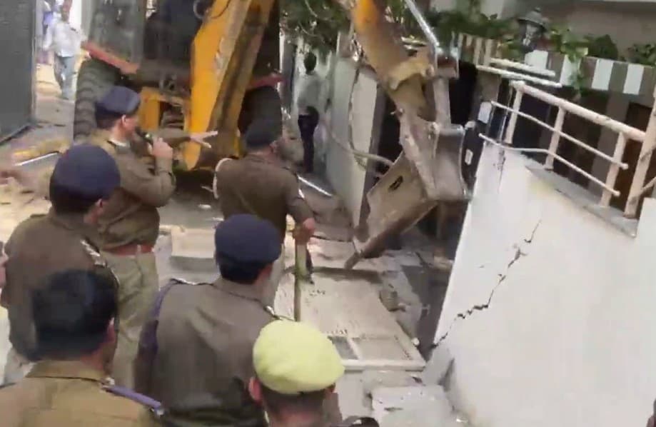 उमेश पाल हत्याकांड: अतीक के गुर्गों पर ताबड़तोड़ एक्शन, प्रयागराज में मकान जमींदोज कर रहा बुलडोजर, मिले हथियार