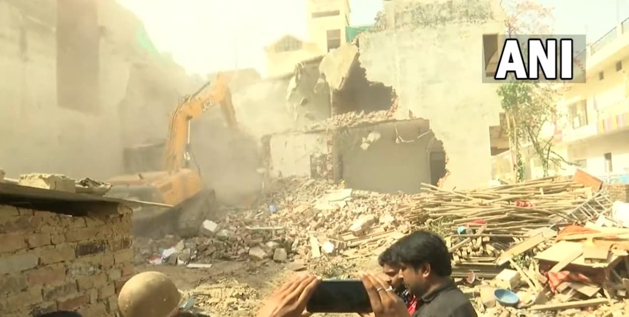 प्रयागराज में दंगे के मास्‍टरमाइंड जावेद के घर से मिले PFI के झंडे और आपत्‍त‍िजनक साह‍ित्‍य, जांच हुई तेज