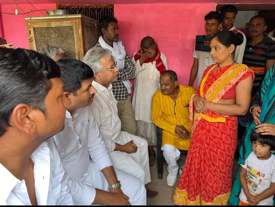 प्रयागराज में जमीन से कब्जा हटवाने में पुलिस और महिला में मारपीट, सपा ने कहा- सड़क से संसद तक लड़ेंगे