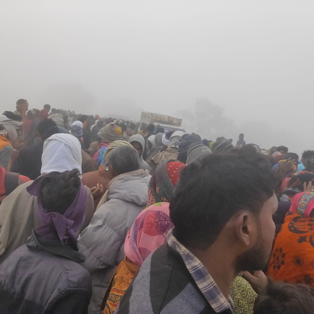 Prayagraj News: धान के व्यवसाय से जुड़े दो सगे भाई समेत तीन की हत्या, परिजनों ने बेलन पुल पर लगाया जाम