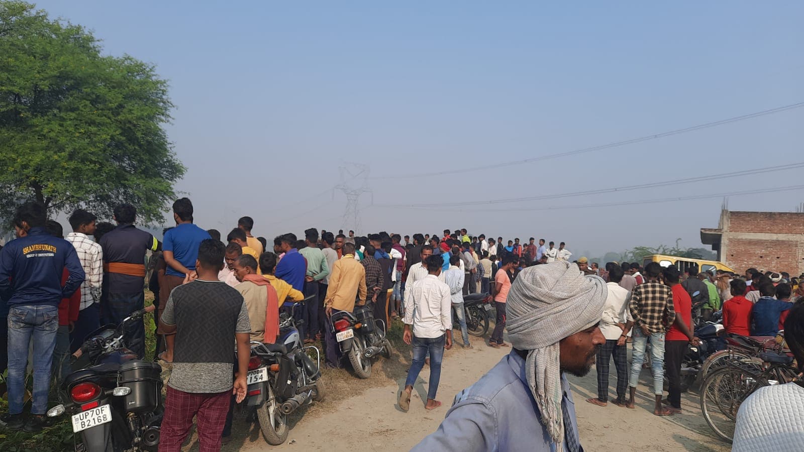 Prayagraj : 12 साल के बच्चे की गला रेतकर हत्या, चाकू पास में ही फेंका मिला, बलि देने का ग्रामीणों ने जताया शक