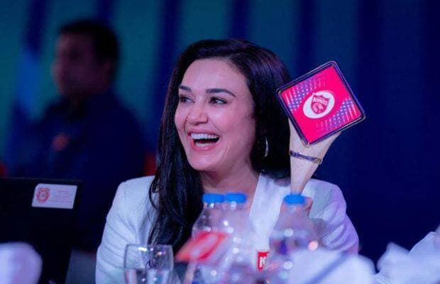 IPL 2021 Auction: शाहरुख खान को टीम में शामिल कर खुशी से झूम उठीं प्रीति जिंटा, फैंस बोले- वीर-जारा मिल गए