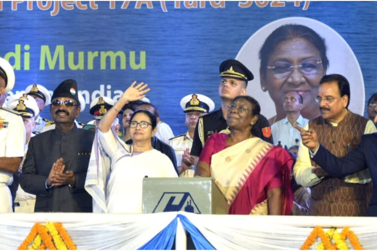 Photos : राष्ट्रपति द्रौपदी मुर्मू ने कोलकाता में नौसेना के युद्धपोत ‘विंध्यगिरि’ का किया जलावतरण