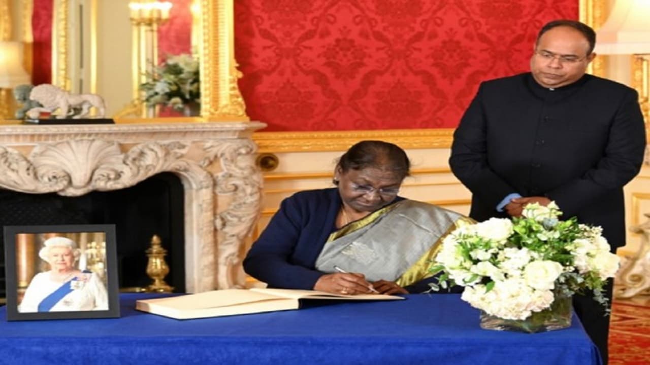 Queen Elizabeth:लैंकेस्टर हाउस में महारानी की स्मृति में शोक पुस्तक पर राष्ट्रपति मुर्मू ने किए हस्ताक्षर