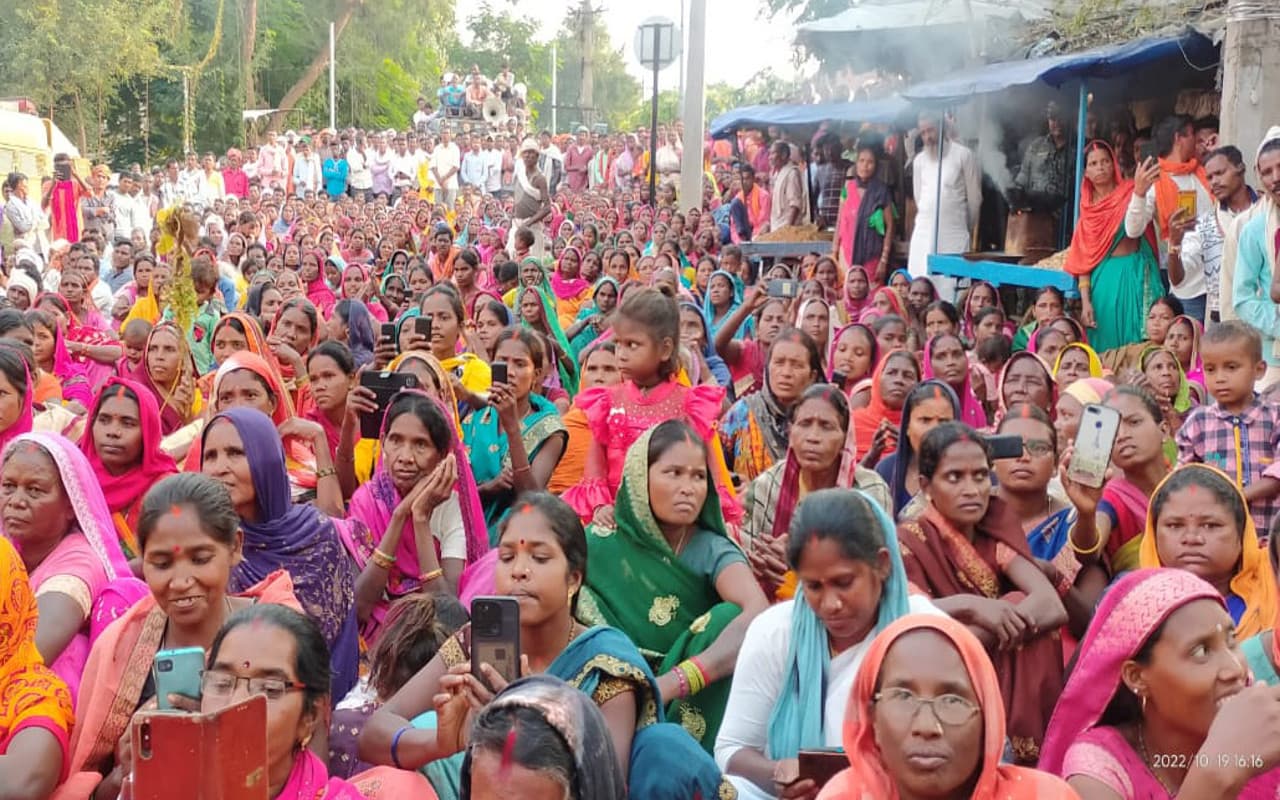 अपनी मांगों को लेकर आदिम जनजाति के लोगों ने गढ़वा समाहरणालय पर किया प्रदर्शन, DC ने दिया आश्वासन