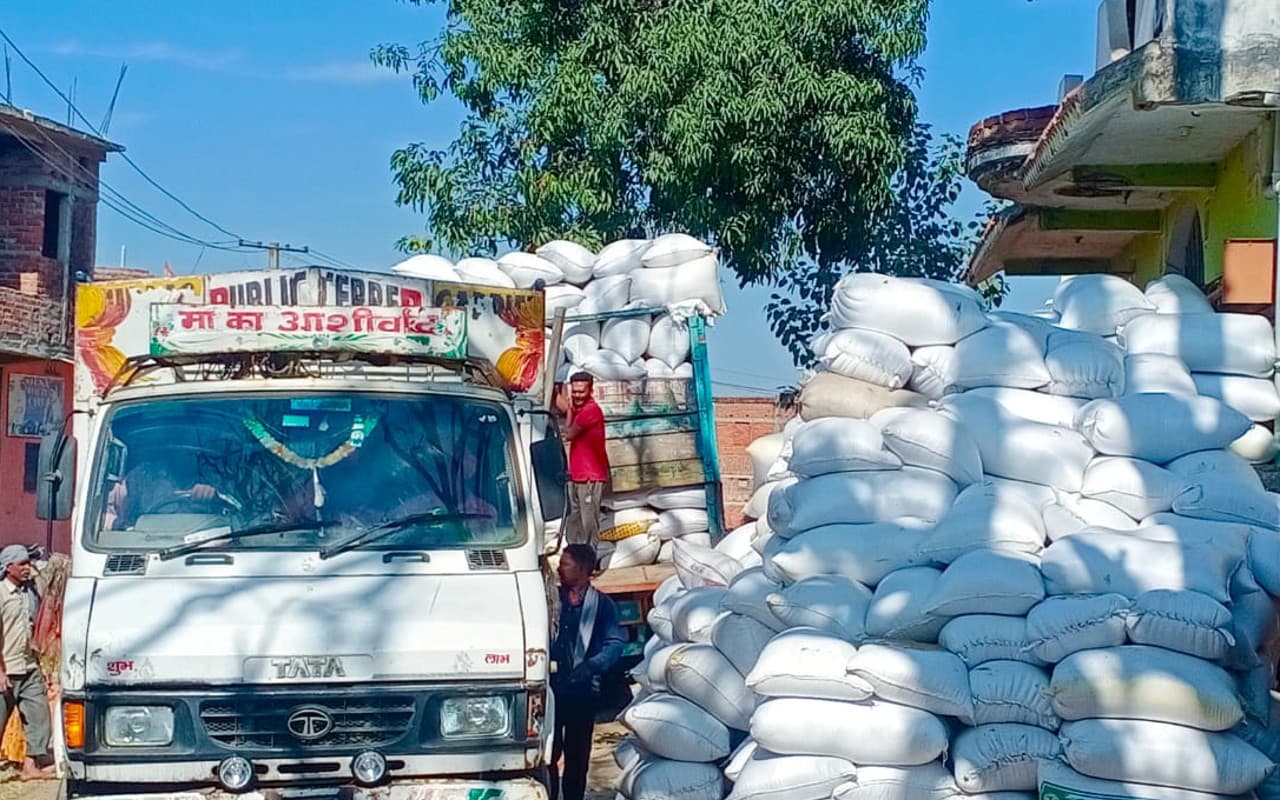 झारखंड के 'धान का कटोरा' में नहीं खुला क्रय केंद्र, औने-पौने दाम में धान बेचने को मजबूर हैं किसान