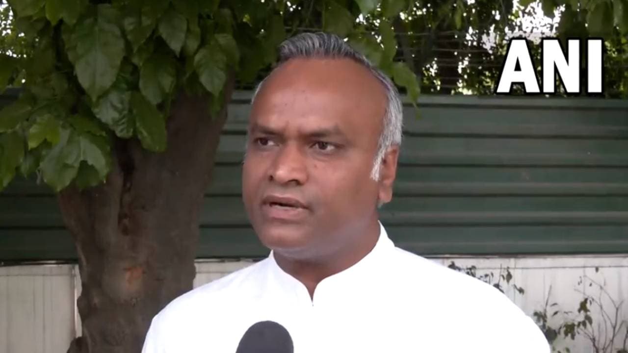 karnataka: 'पहले अपनी सरकार में दी जा रही रेवड़ियों के बारे में बताए बीजेपी', प्रियांक खरगे का पलटवार