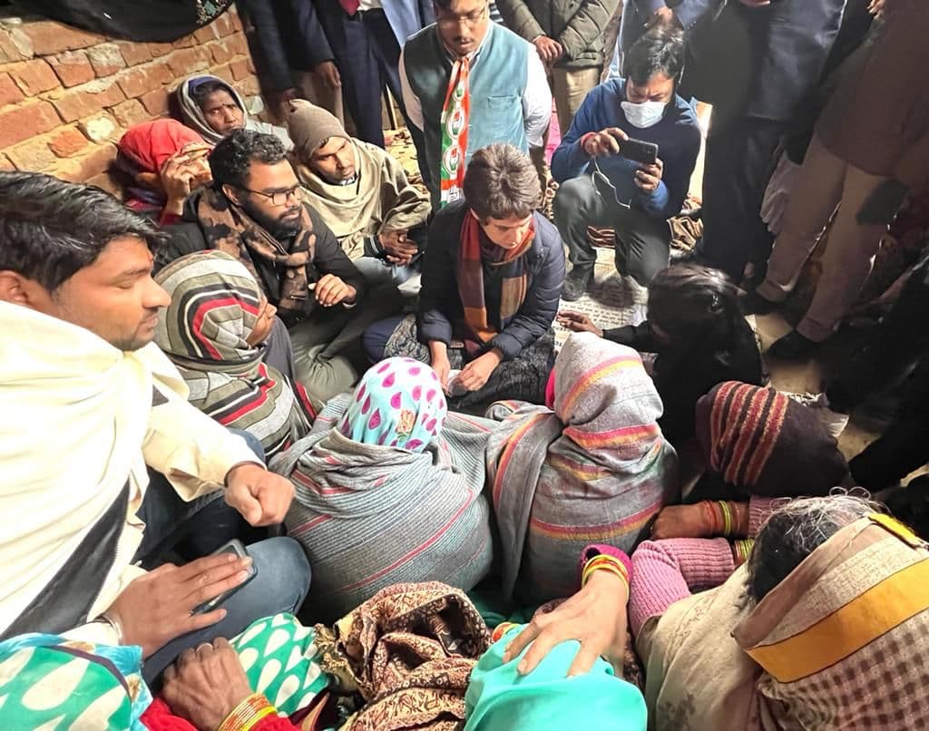 UP Chunav: बुलंदशहर कांड की पीड़िता के घर पहुंचीं प्रियंका, पुलिस पर आरोप- गलत FIR लिख शव जबरन जलाया