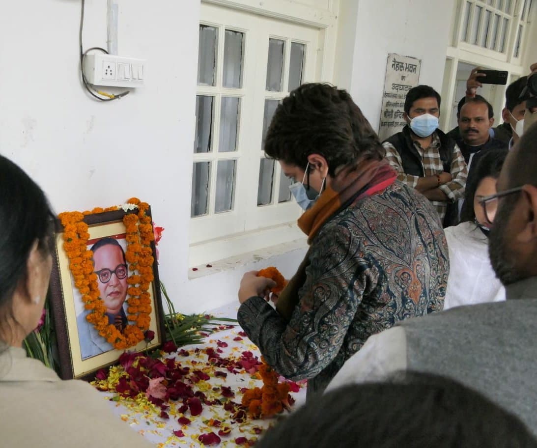 Lucknow News: प्रियंका गांधी ने शाहजहांपुर से आई रेप पीड़िता को देख रोका काफिला, कौल हाउस में बुला जाना 'सच'