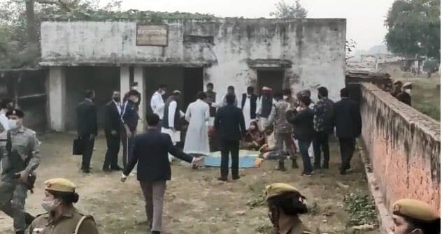 चार सदस्यों की हत्या का दर्द झेल रहे परिवार से मिलने पहुंचीं प्रियंका गांधी, योगी सरकार पर उठाए तीखे सवाल