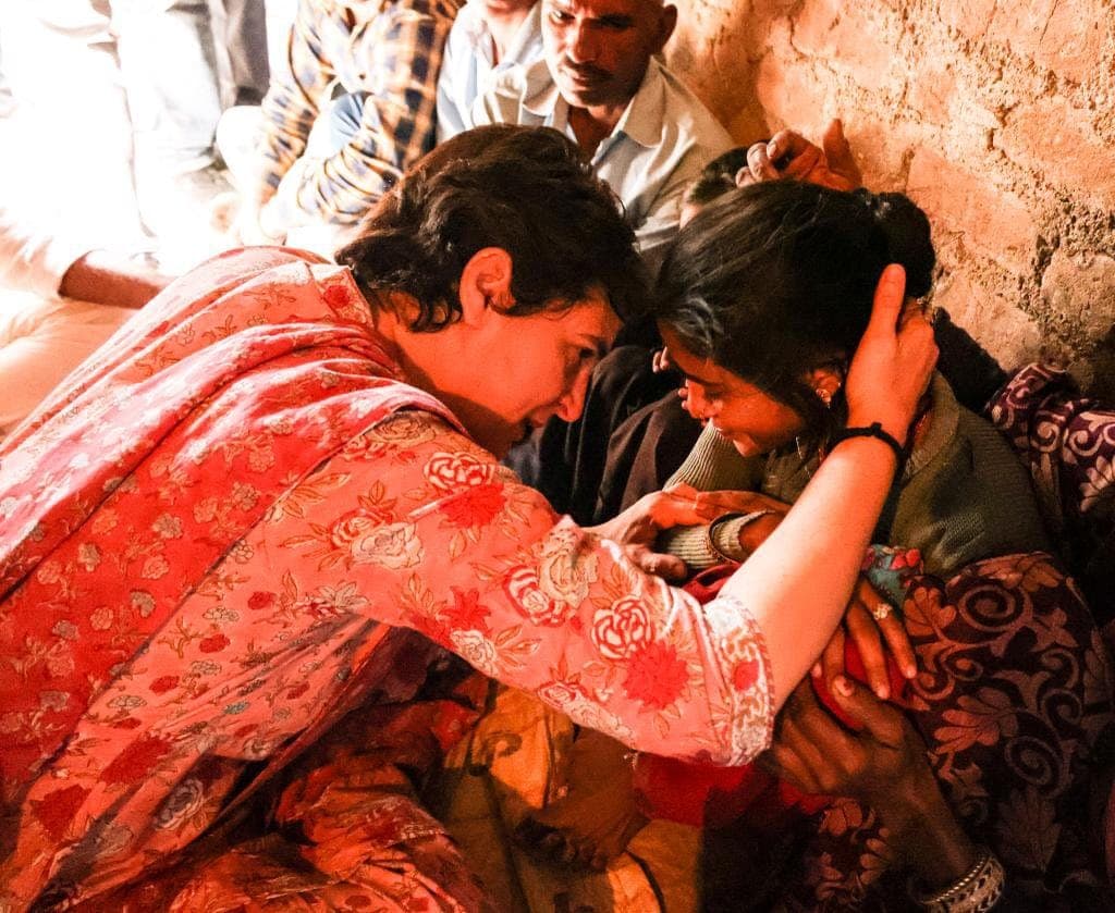 UP: ललितपुर में खाद की किल्लत से जूझ रहे किसानों से मिलने पहुंची प्रियंका, भाजपा सरकार पर किया करारा प्रहार