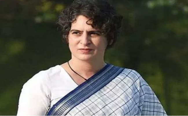 प्रियंका गांधी का हमला - महाराष्ट्र सरकार को गिराने का काम कर रही है भाजपा