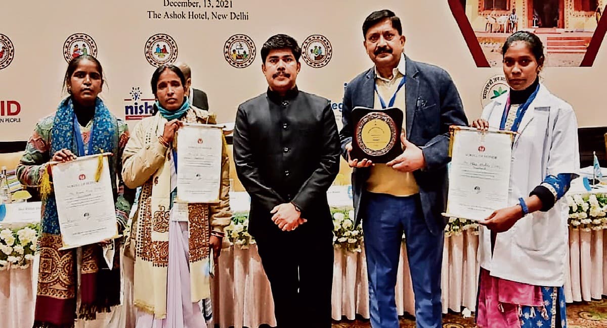 NCD स्क्रीनिंग में झारखंड को तीसरा स्थान, राष्ट्रीय स्वास्थ्य मिशन झारखंड के अभियान निदेशक को पुरस्कार